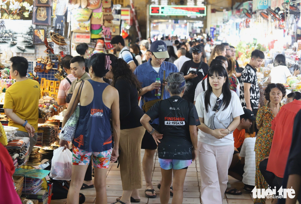 During the Ho Chi Minh City Shoppertainment 2023 - Ben Thanh Heritage Market program from December 11 to 16, 2023, hundreds of key opinion leaders (KOLs) and TikTokers are invited to review products at the iconic Ben Thanh Market and introduce the city’s tourism. Photo: Phuong Quyen / Tuoi Tre