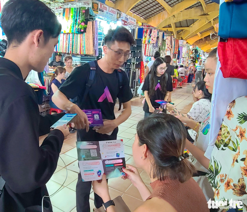 Online sales are expected to help local merchants at Ben Thanh Market escape the doldrums that are facing traditional markets in Ho Chi Minh City. Photo: Nhat Xuan / Tuoi Tre