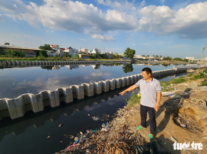 A water monitor found along a canal bank in Go Vap District, Ho Chi Minh City. Photo: Ngoc Khai / Tuoi Tre
