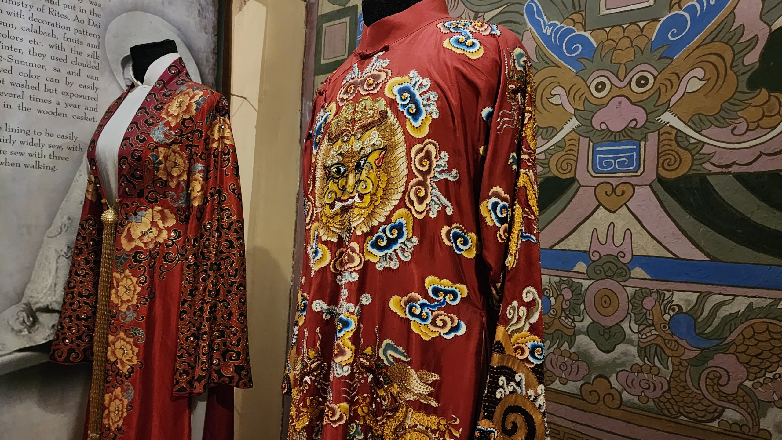 The ao dai from the Nguyen Dynasty in the 19th century featured opulent fabrics adorned with intricate embroidery, depicting motifs such as phoenixes, dragons, suns, and more. The inside of the garments are lined with silk. Photo: Minh Chau / Tuoi Tre News
