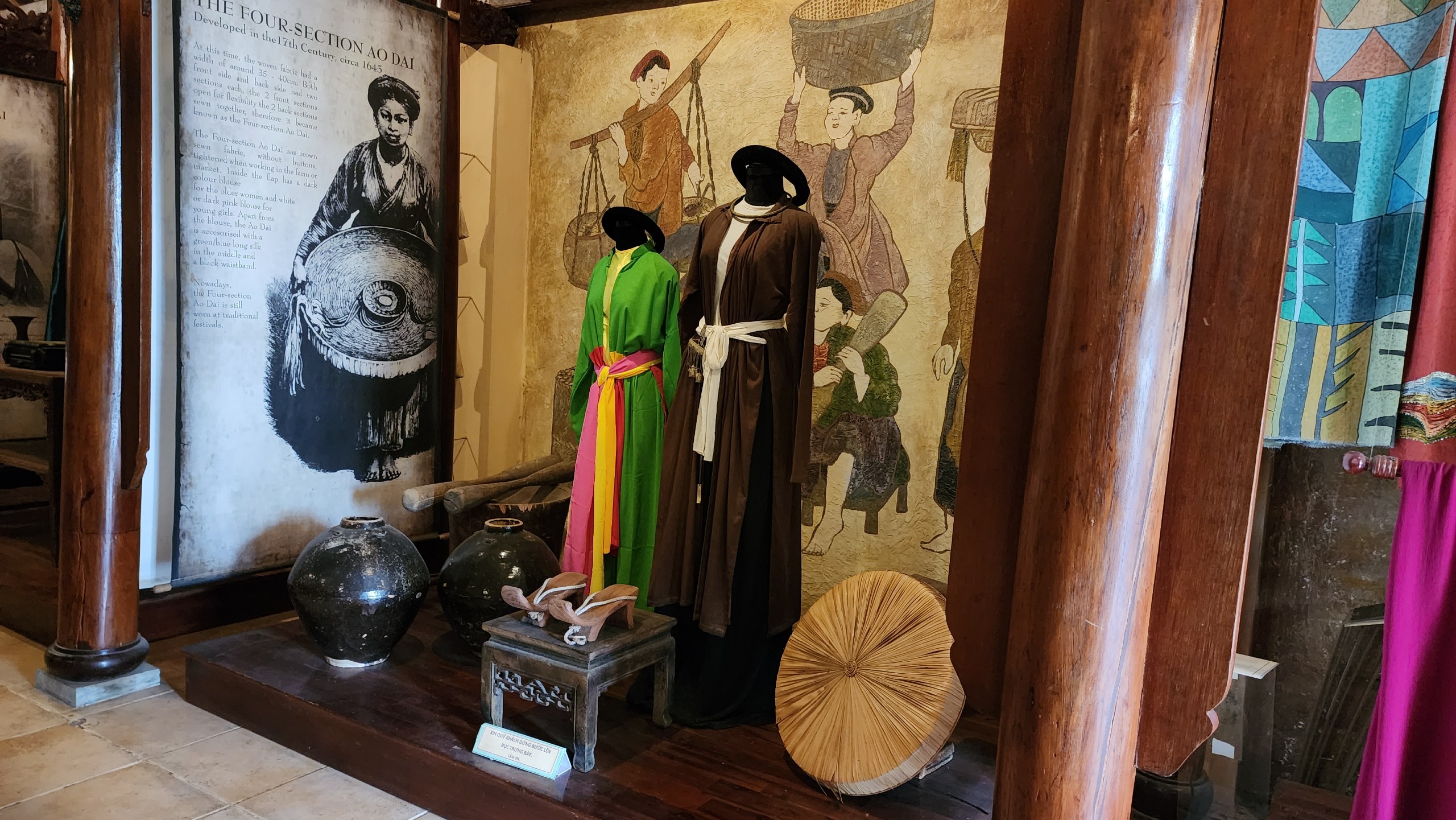 An ao tu than (four-section dress) from the 17th century has two flaps sewn together in the back while the others are tied in the front. Photo: Minh Chau / Tuoi Tre News