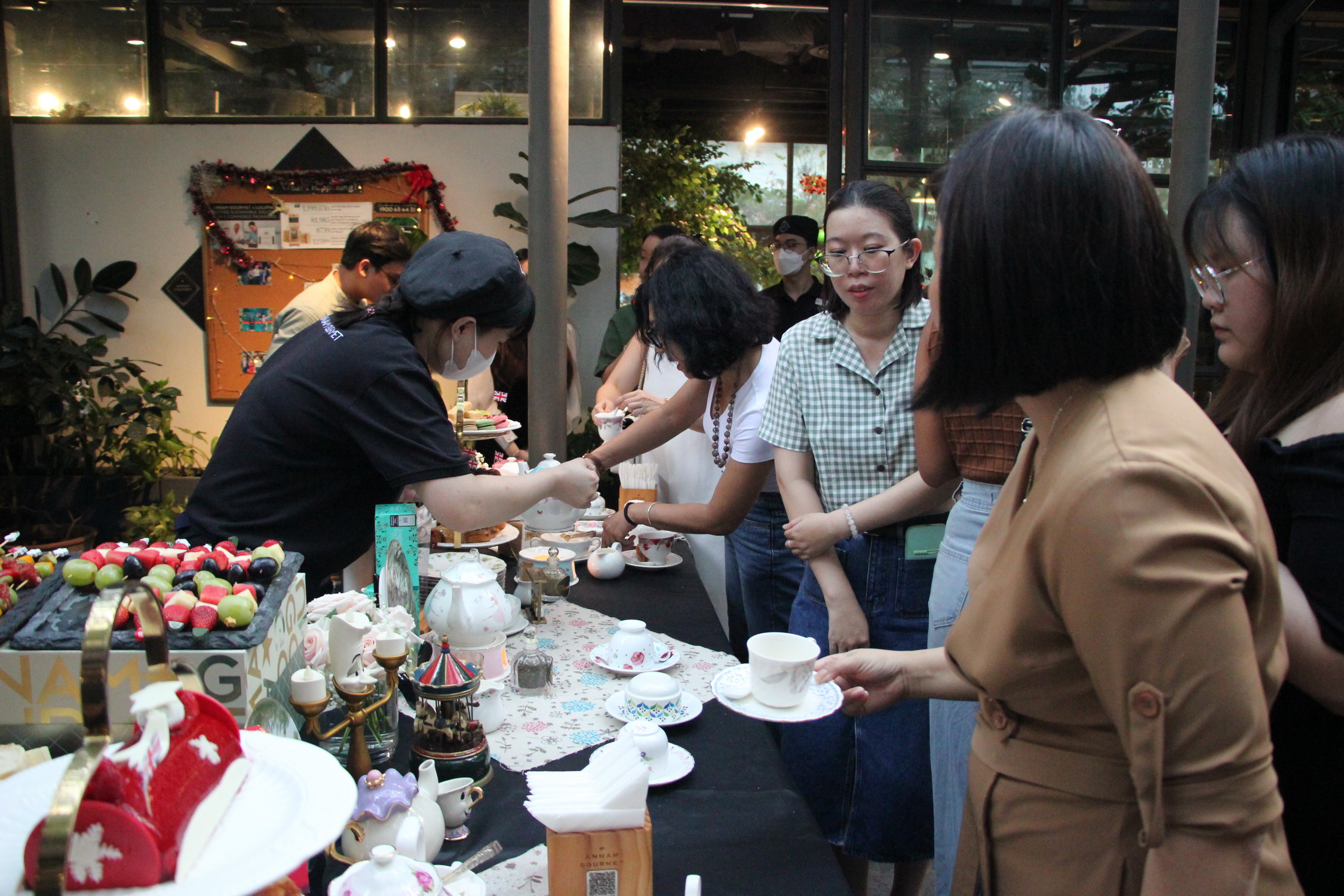 People have tea at the launch event for the GREAT Food for the Season campaign at Annam Gourmet store in Thao Dien Ward, Thu Duc City, Ho Chi Minh City on December 14, 2023. Photo: Dong Nguyen / Tuoi Tre News
