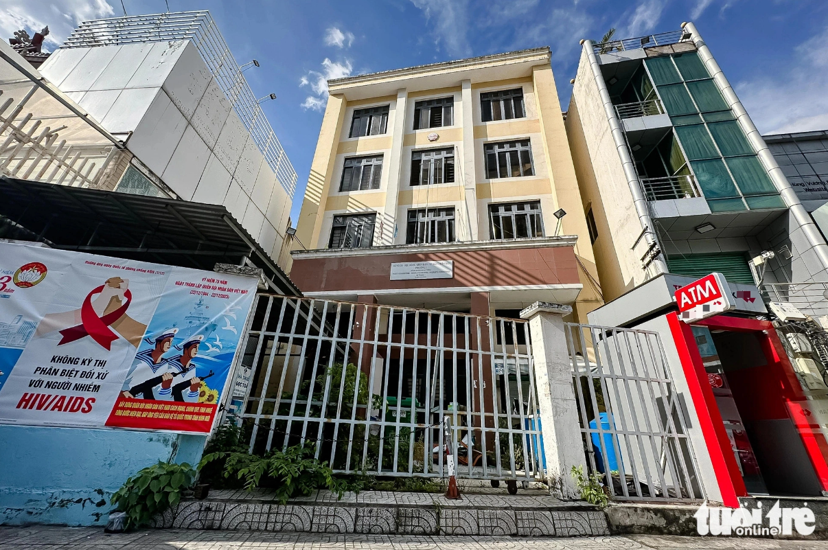 The old headquarters of the Ward 2 People’s Committee in District 10 has been left deserted over the past few years. Photo: Thao Le / Tuoi Tre