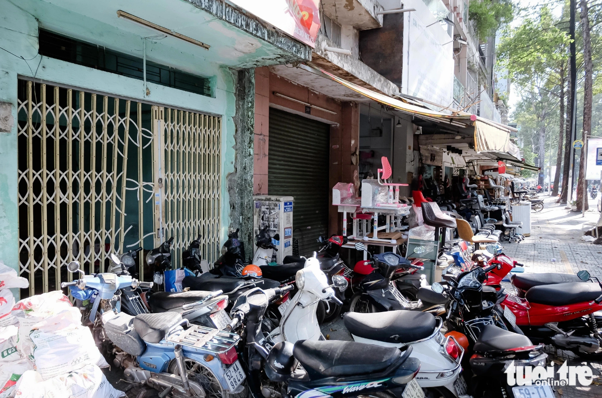 At 267-269 Ngo Gia Tu Street in District 10, a public office stands abandoned, with its outside used as a parking lot. Photo: Phuong Nhi / Tuoi Tre