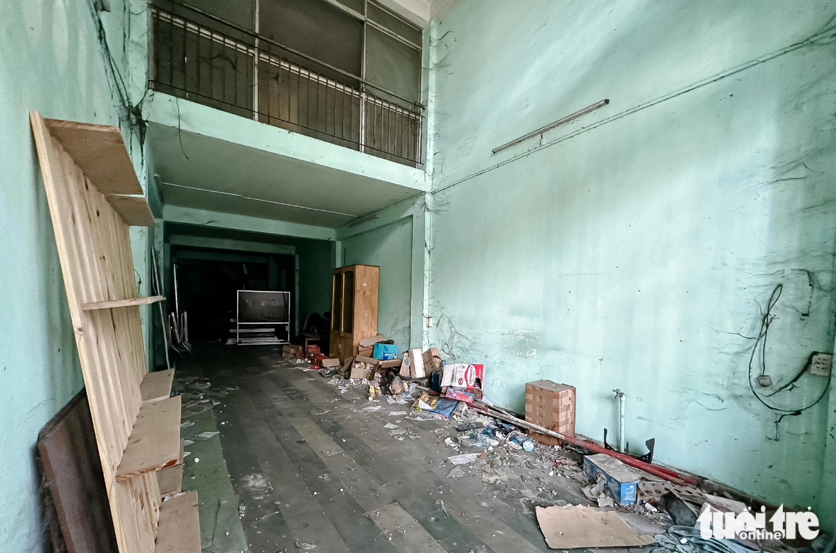 The door of an empty public office is broken, while the inside of the building is untidy. Photo: Phuong Nhi / Tuoi Tre