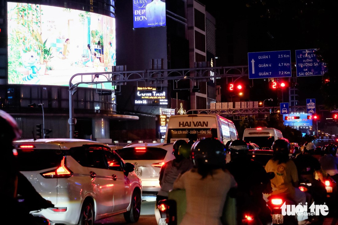 A LED screen at the intersection of Tran Huy Lieu and Nguyen Van Troi Streets in Phu Nhuan District, Ho Chi Minh City. Local residents say that the screen is too bright, thus dazzling their eyes.