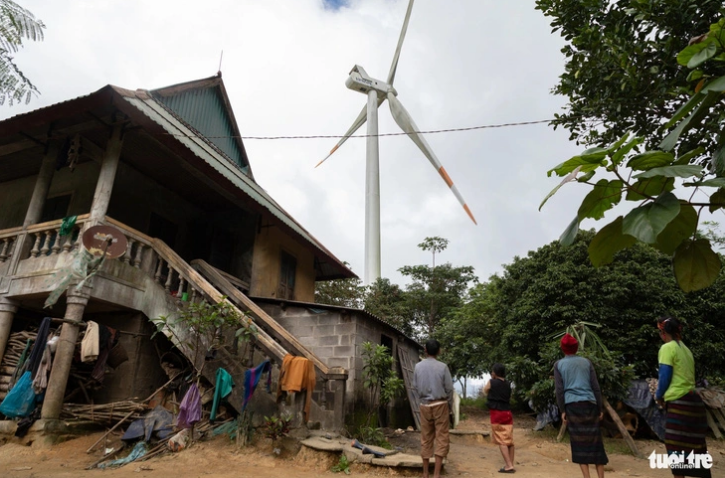 The family of Hoang Van To in Huong Linh Commune, Huong Hoa District, Quang Tri Province is worried about living close to a wind turbine. Photo: Hoang Tao / Tuoi Tre