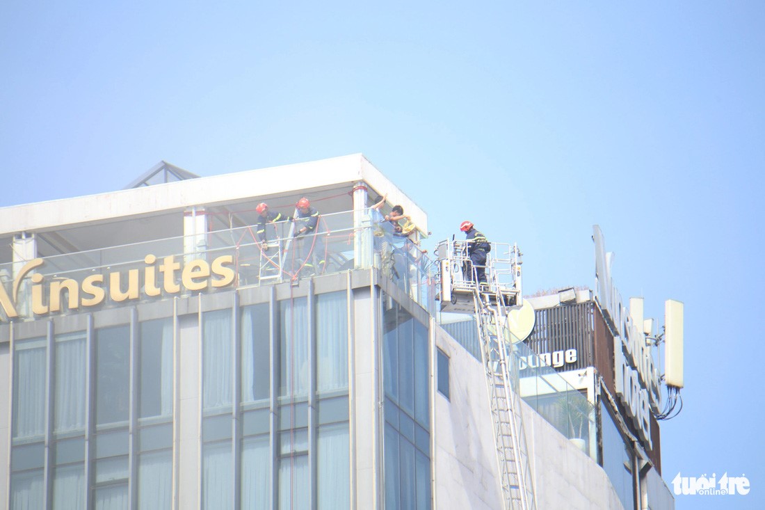 Firefighters use a ladder truck to save people. Photo: Minh Hoa / Tuoi Tre