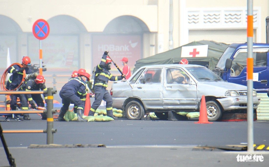 Firefighters save victims in a collision of three vehicles. Photo: Minh Hoa / Tuoi Tre