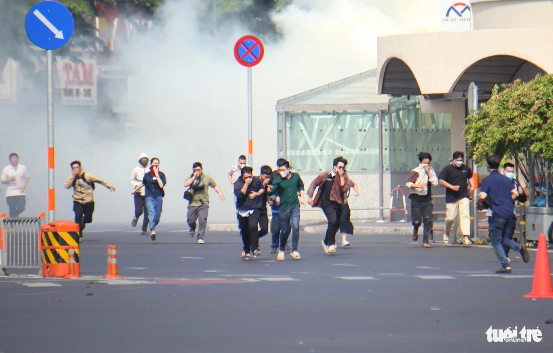People stampede as a transformer station at the Ben Thanh metro station explodes. Photo: Minh Hoa / Tuoi Tre
