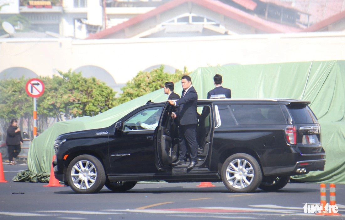 The High Command of Guard Police under the Ministry of Public Security is also mobilized to take high-ranking leaders in nearby buildings to safe places. Photo: Minh Hoa / Tuoi Tre
