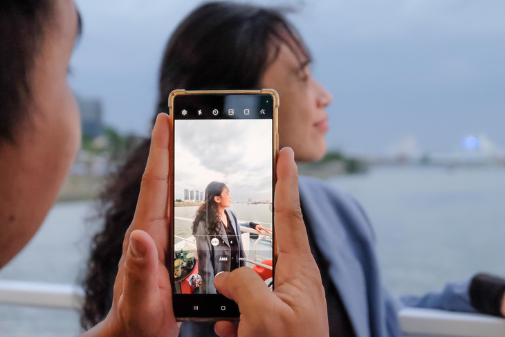 Tran Thi Phuong Thao poses for a photo on an open-top double-decker boat on the Saigon River in Ho Chi Minh City. Photo: Phuong Nhi / Tuoi Tre