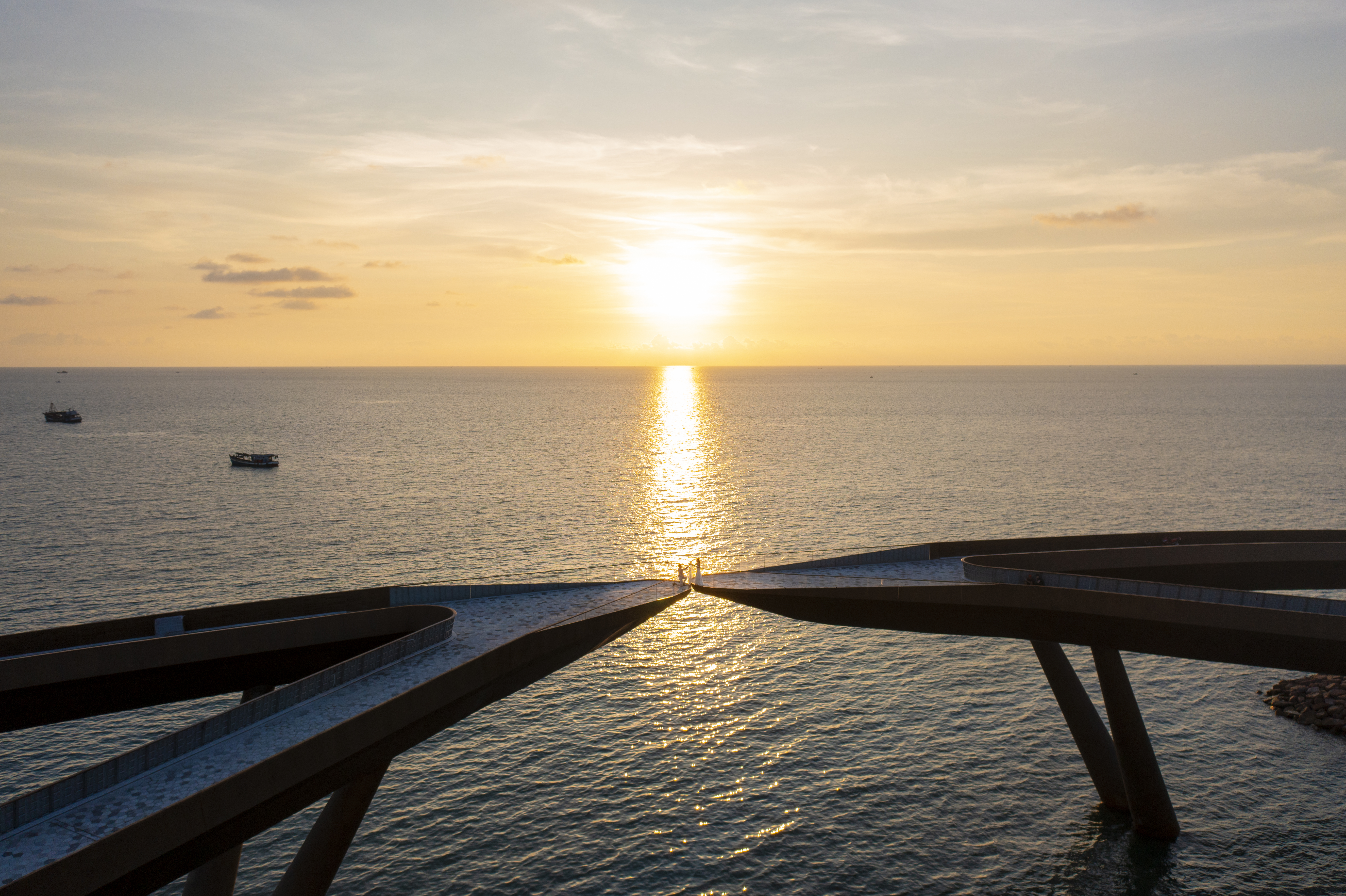 Every year on January 1, the setting sun gracefully descends right between the bridge's two arches, creating a charming scene that crowns this place ‘one of the world's most stunning sunset spots.’