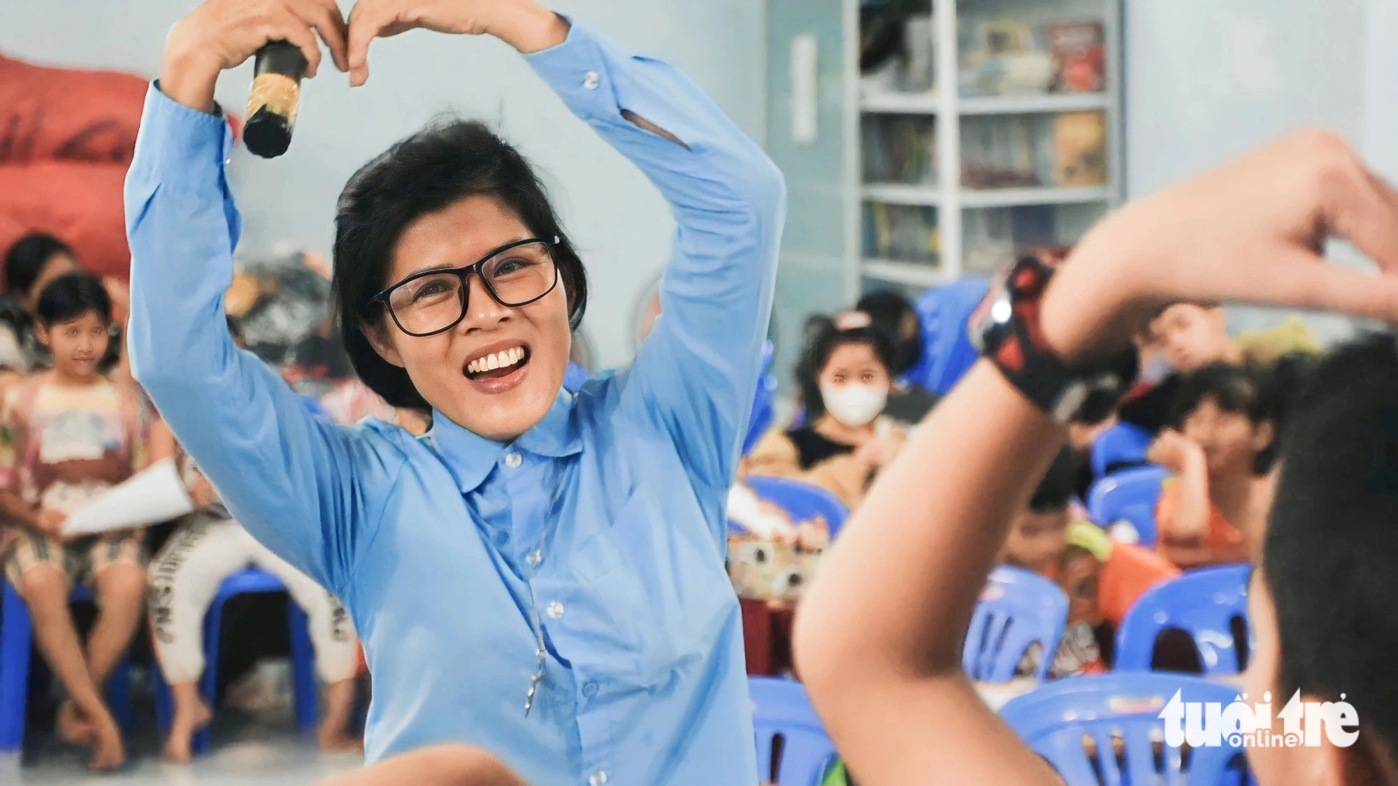 With her great love and compassion for those in need, Duc is considered a source of inspiration for the teaching volunteers in her free classes. Photo: Tran Hoai / Tuoi Tre