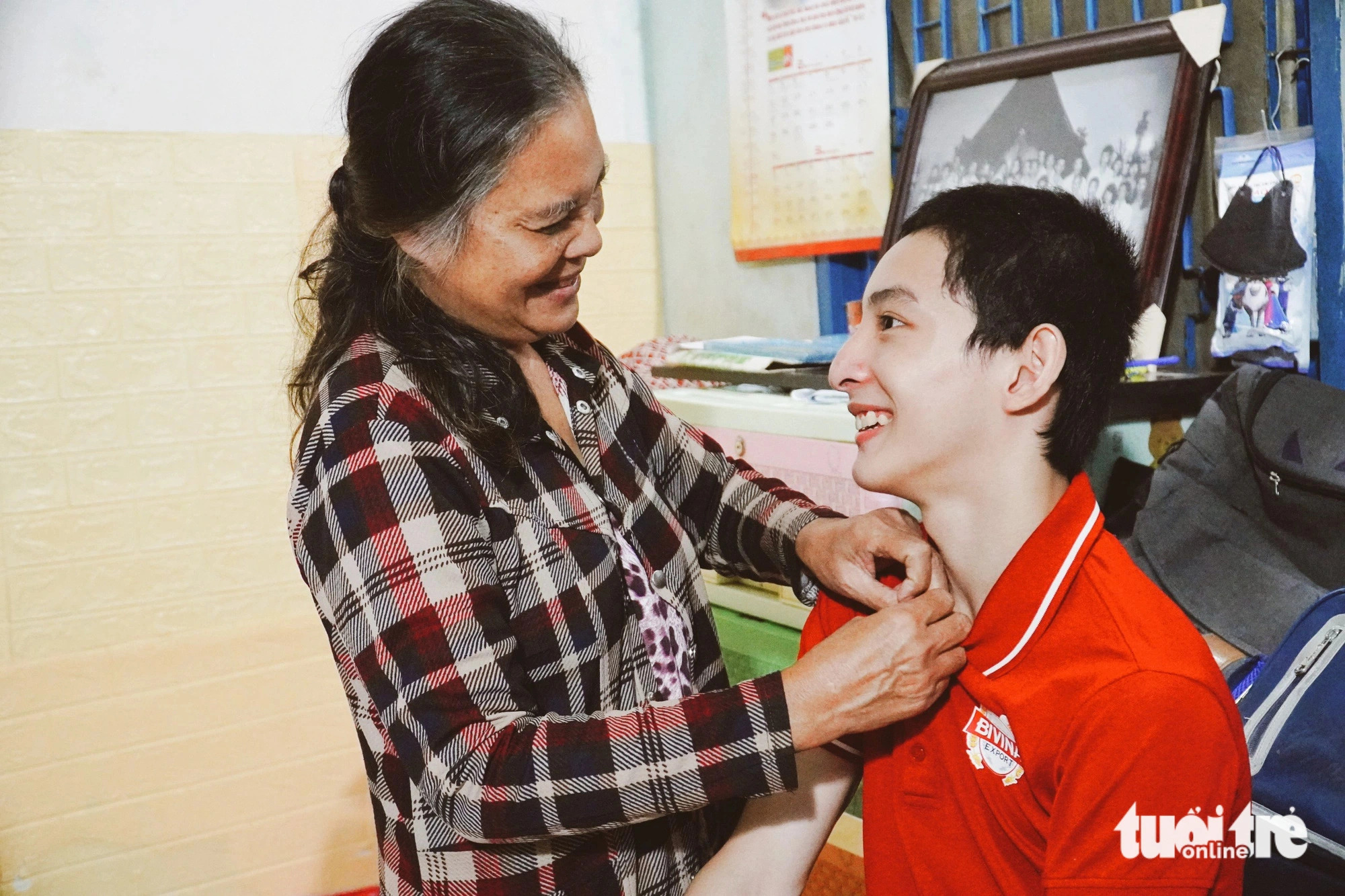 Though he suffered from congenital brain malformations, Nguyen Duy Thinh is still able to join Duc’s classes. Thinh is living with his grandmother and three younger siblings in a 15-square-meter rented house. Photo: Tran Hoai / Tuoi Tre