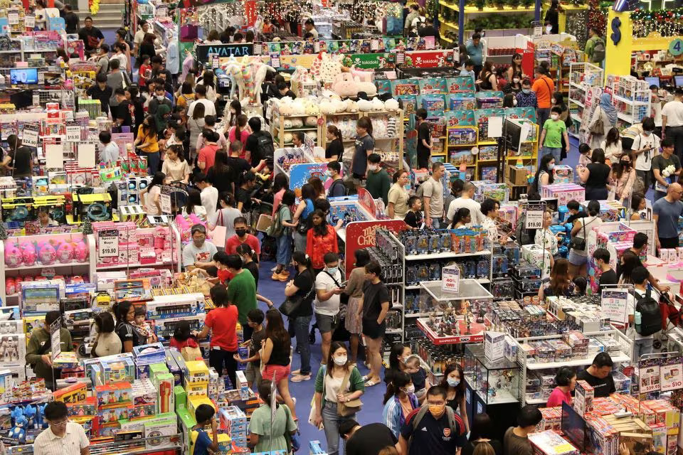Shoppers browse merchandise in a shopping mall on Orchard Road, in Singapore December 23, 2022. Photo: Reuters