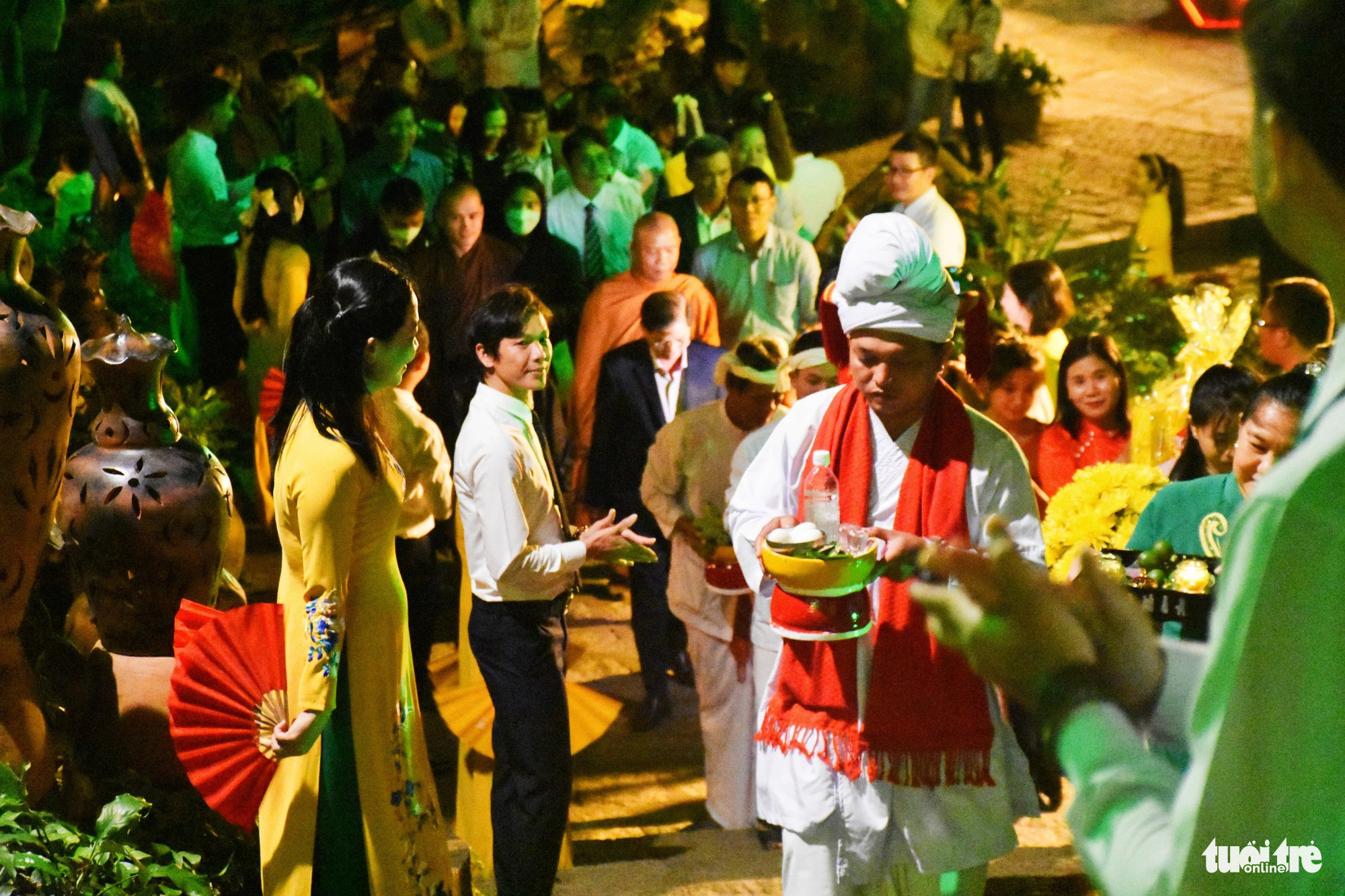 Worshippers carry offerings to the main tower and temple area, called Kalan, at Ponagar Tower in Nha Trang City, Khanh Hoa Province, south-central Vietnam, December 27, 2023. Photo: Tran Hoai / Tuoi Tre