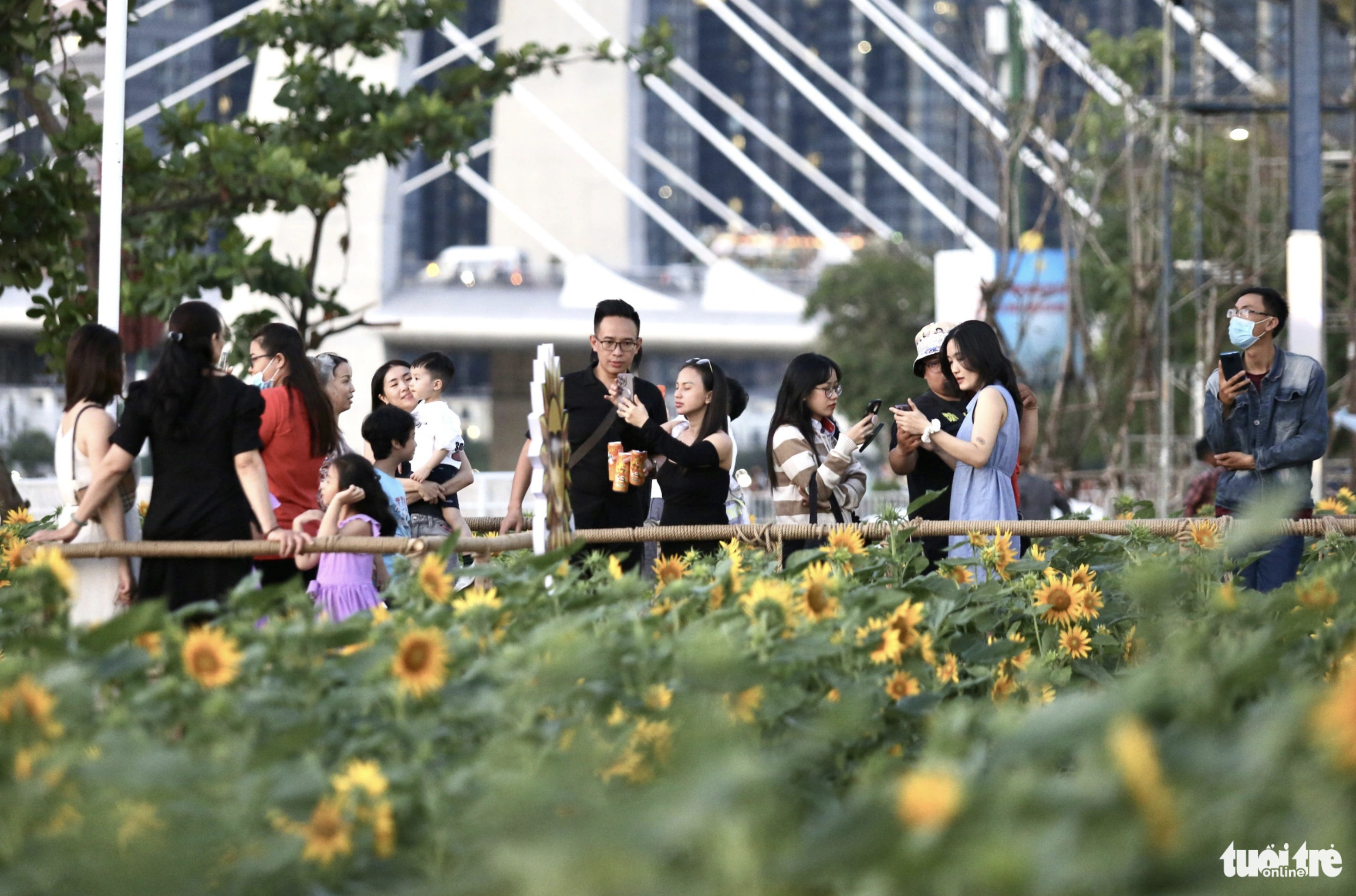Visitors take photos at Saigon Riverbank Park in Thu Duc City, Ho Chi Minh City on December 30, 2023. Photo: Phuong Quyen / Tuoi Tre