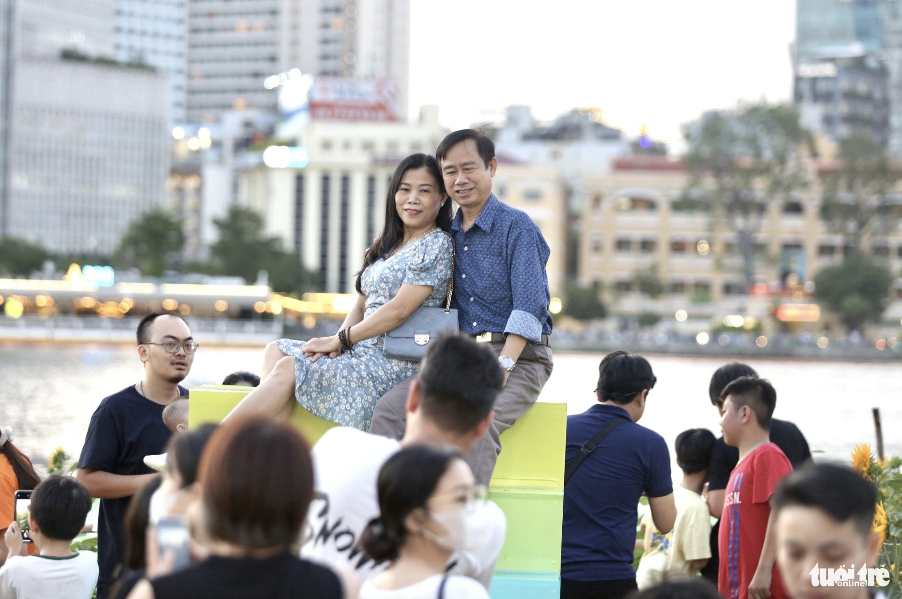 Saigon Riverbank Park in Thu Duc City, Ho Chi Minh City features a field of blooming sunflowers and various miniatures. Photo: Phuong Quyen / Tuoi Tre