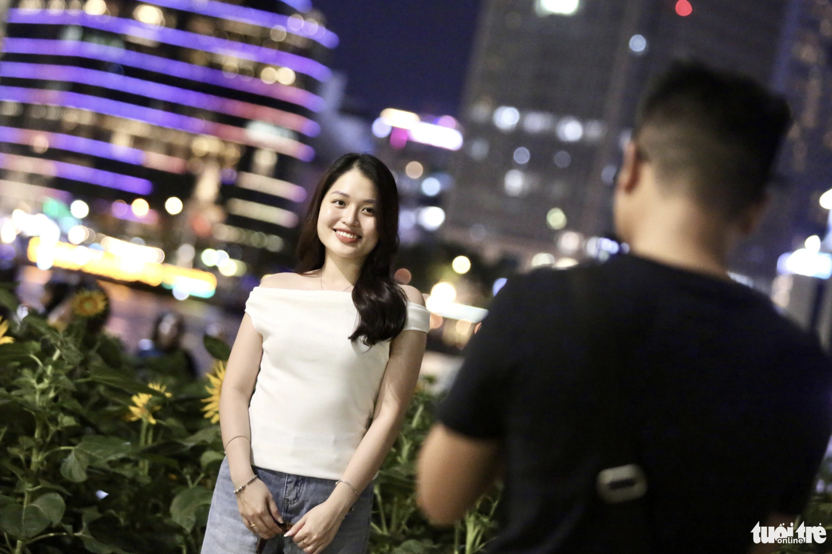 A girl poses for a photo at Saigon Riverbank Park in Thu Duc City, Ho Chi Minh City. Photo: Phuong Quyen / Tuoi Tre