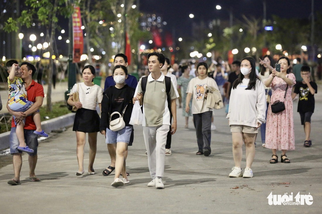 Residents flock to the Saigon River bank in Ho Chi Minh City for entertainment on December 30, 2023. Photo: Phuong Quyen / Tuoi Tre