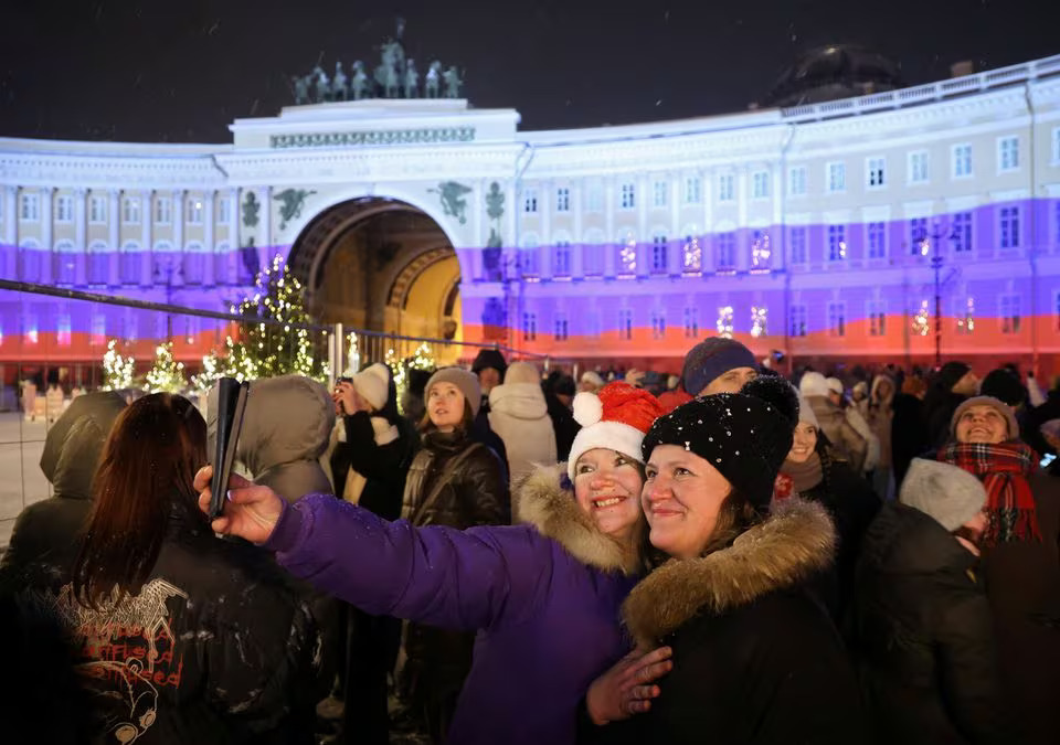 People take part in the New Year's Eve celebrations in Palace Square in Saint Petersburg, Russia January 1, 2024. Photo: Reuters