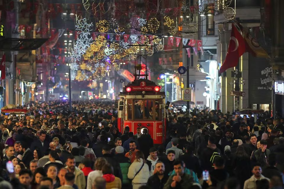 People stroll at the main shopping and pedestrian street of Istiklal on New Year's eve in central Istanbul, Turkey December 31, 2023. Photo: Reuters