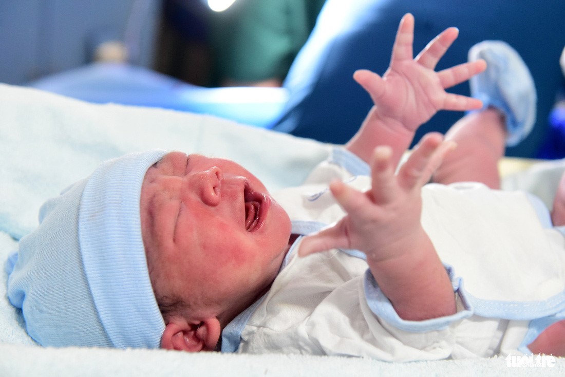 A baby cries at birth on New Year’s Eve. Photo: Duyen Phan / Tuoi Tre
