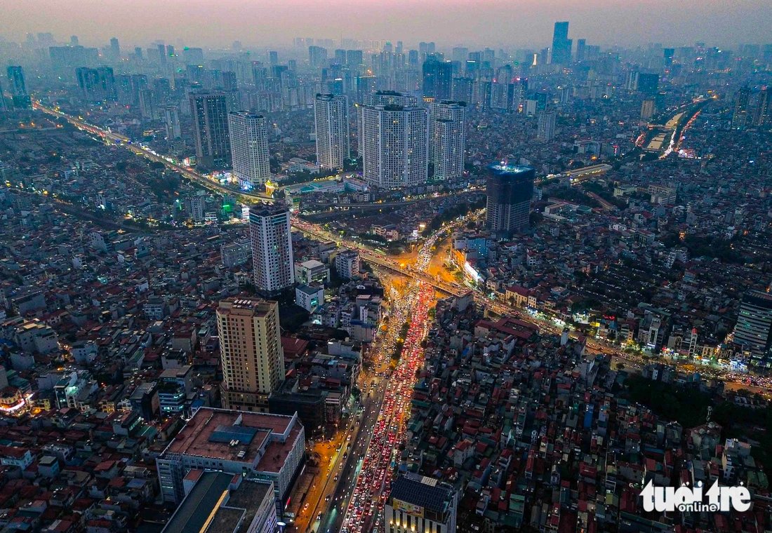 Traffic congestion occurs at Nga Tu So intersection in Hanoi in the afternoon. Photo: Hong Quang / Tuoi Tre