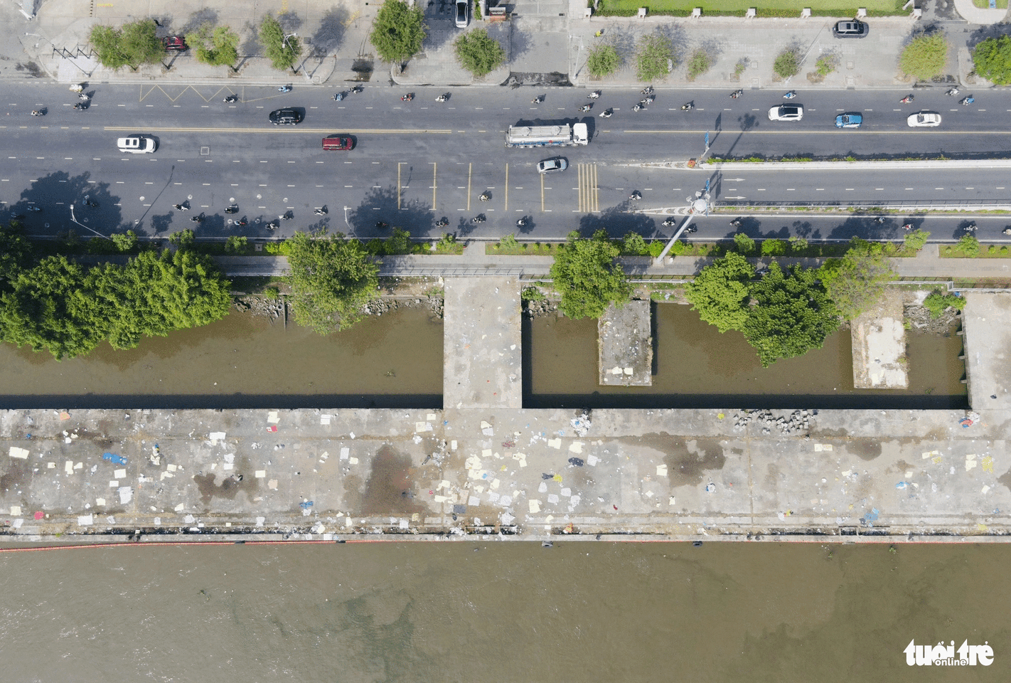 A long section of the pier next to the Ba Son Bridge in District 1, Ho Chi Minh City is strewn with rubbish, January 1, 2024. Photo: Le Phan / Tuoi Tre