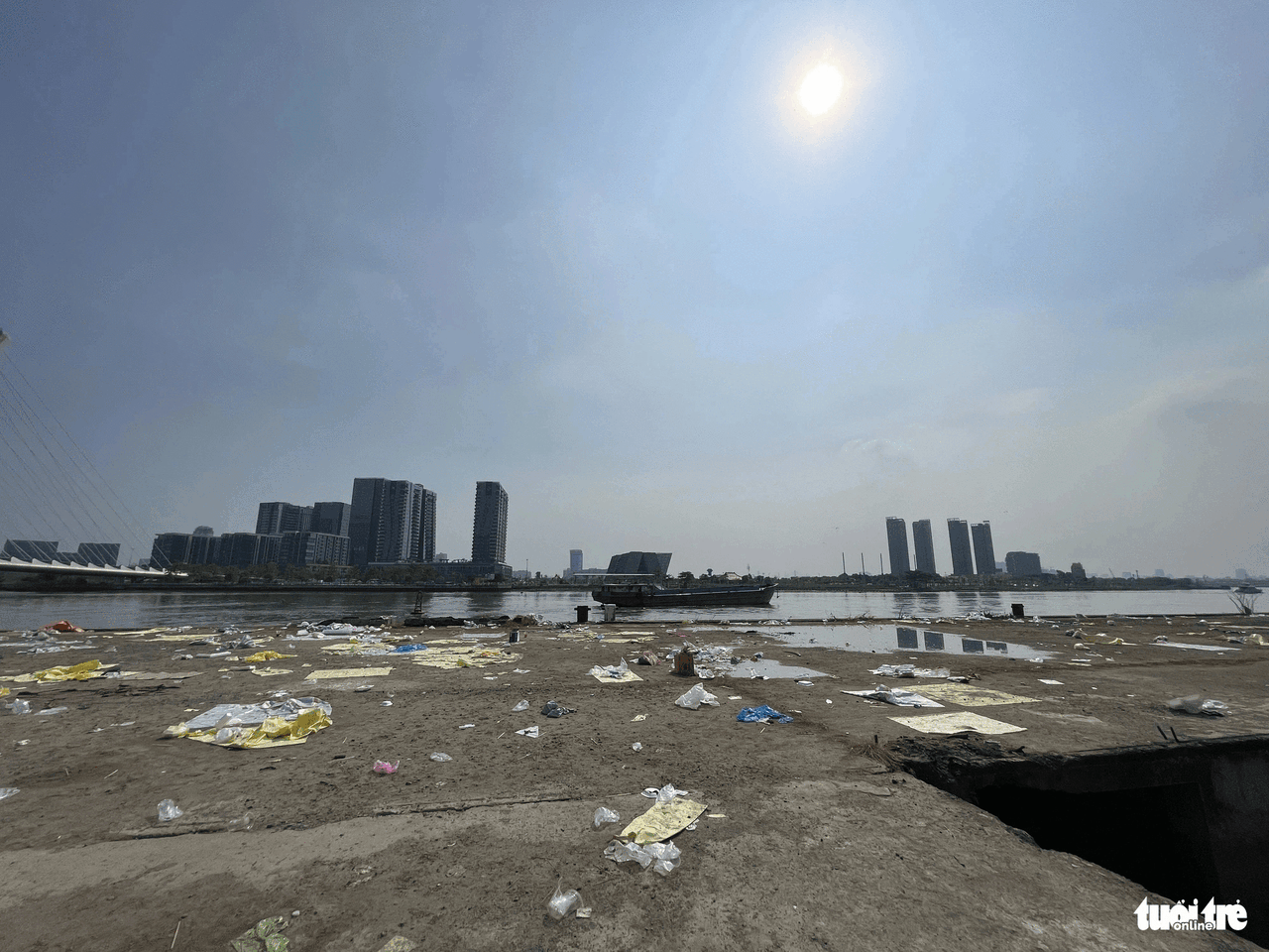 Trash is seen scattering part of the pier next to the Ba Son Bridge in District 1, Ho Chi Minh City, January 1, 2024. Photo: Le Phan / Tuoi Tre