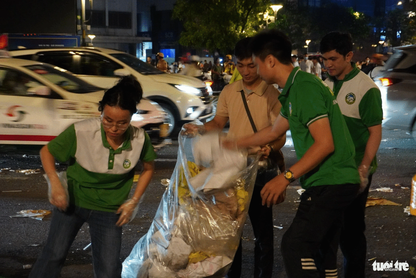 A group of young volunteers clear away trash at Bach Dang Wharf in District 1, Ho Chi Minh City after the 2024 New Year celebrations. Photo: Xuan Huong / Tuoi Tre