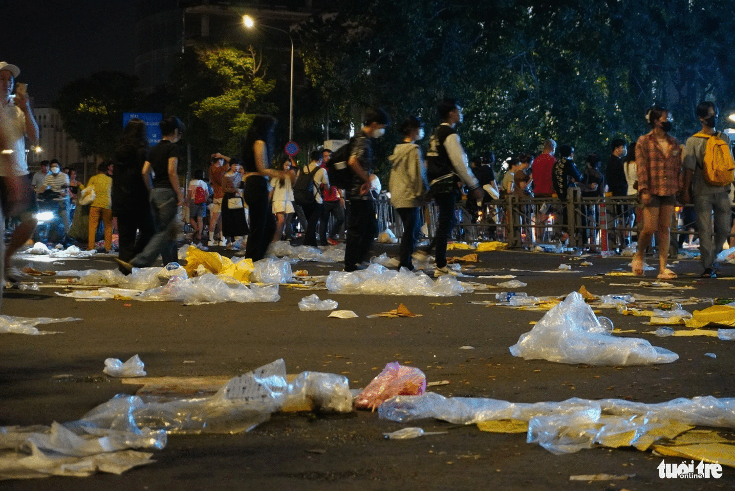 Nguyen Hue Pedestrian Street and Bach Dang Wharf in District 1, Ho Chi Minh City  are covered with trash after the 2024 New Year countdown parties. Photo: Xuan Huong / Tuoi Tre