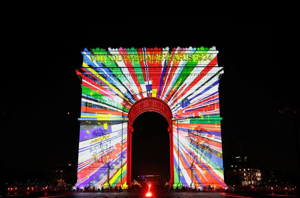 An image is projected onto the Arc de Triomphe to celebrate the entry into the Olympic year, during the New Year's celebrations on the Champs Elysees avenue in Paris, France, December 31, 2023. Photo: Reuters