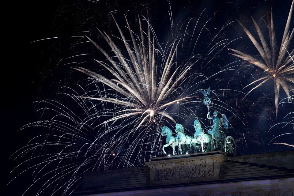 Fireworks illuminate Quadriga sculpture atop the Brandenburg Gate, during New Year's Eve celebrations in Berlin, Germany January 1, 2024. Photo: Reuters