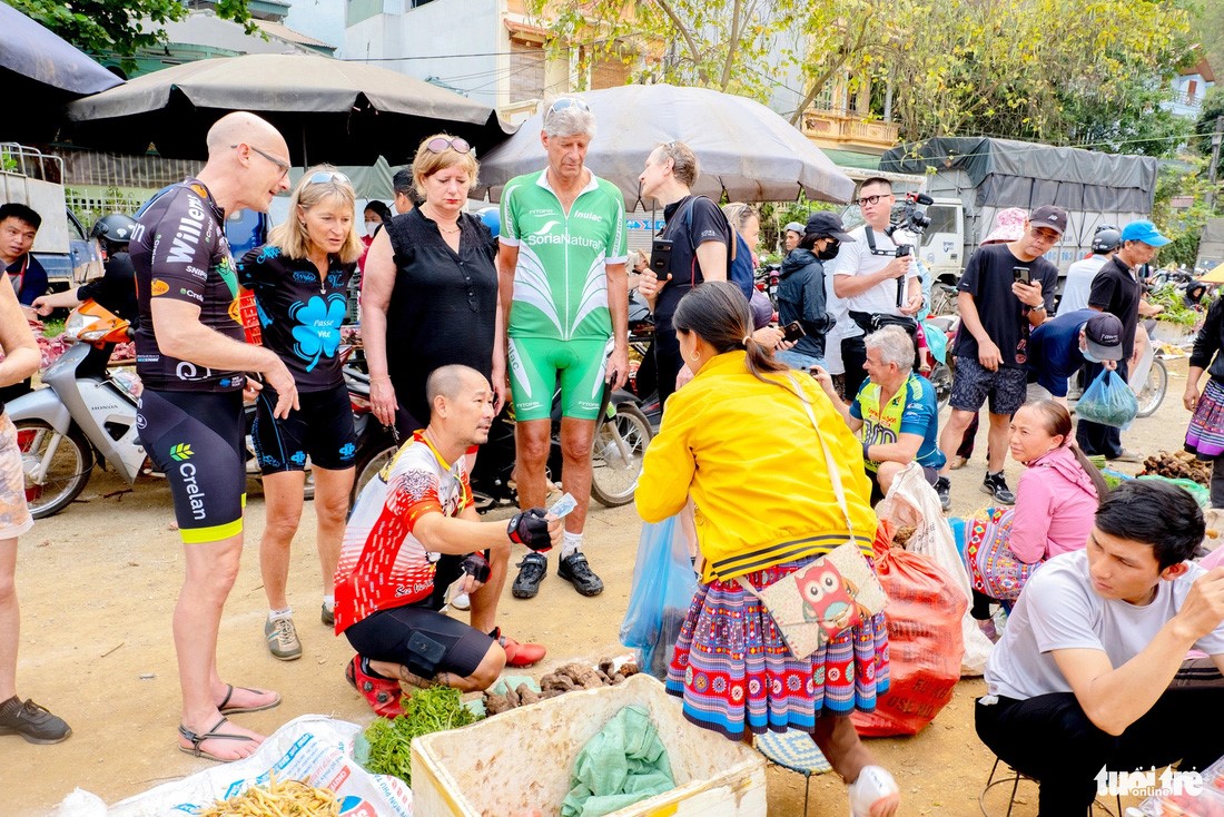 A traditional market session of people in the Thai ethnic group in Hoa Binh Province, northern Vietnam.