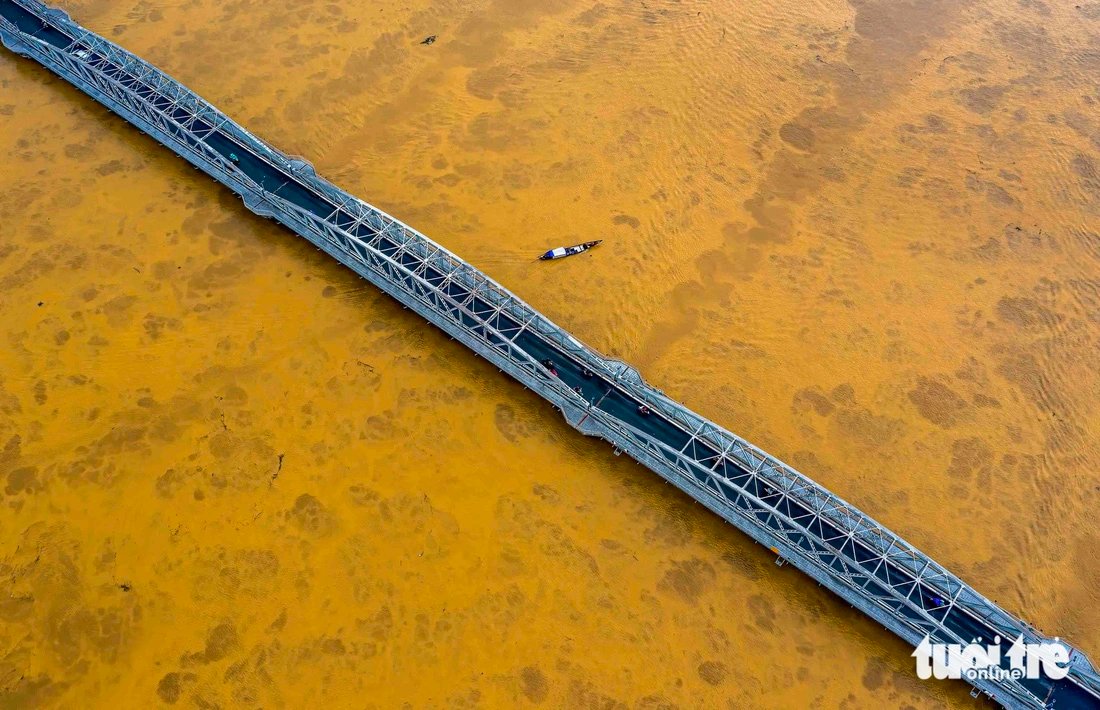 The water of the Perfume River passing through Truong Tien Bridge in Hue City, Thua Thien-Hue central province turns turbid in a widespread flood in mid-November 2023. Photo: Nguyen T.A Phong