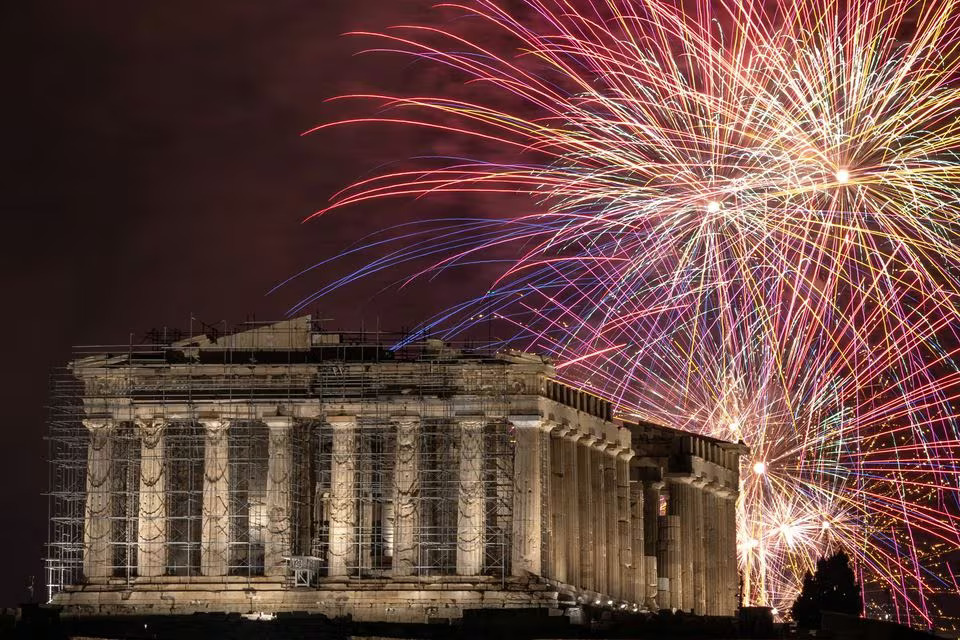 Fireworks explode over the ancient Parthenon temple atop the Acropolis hill during New Year's Day celebrations, in Athens, Greece, January 1, 2024. Photo: Reuters