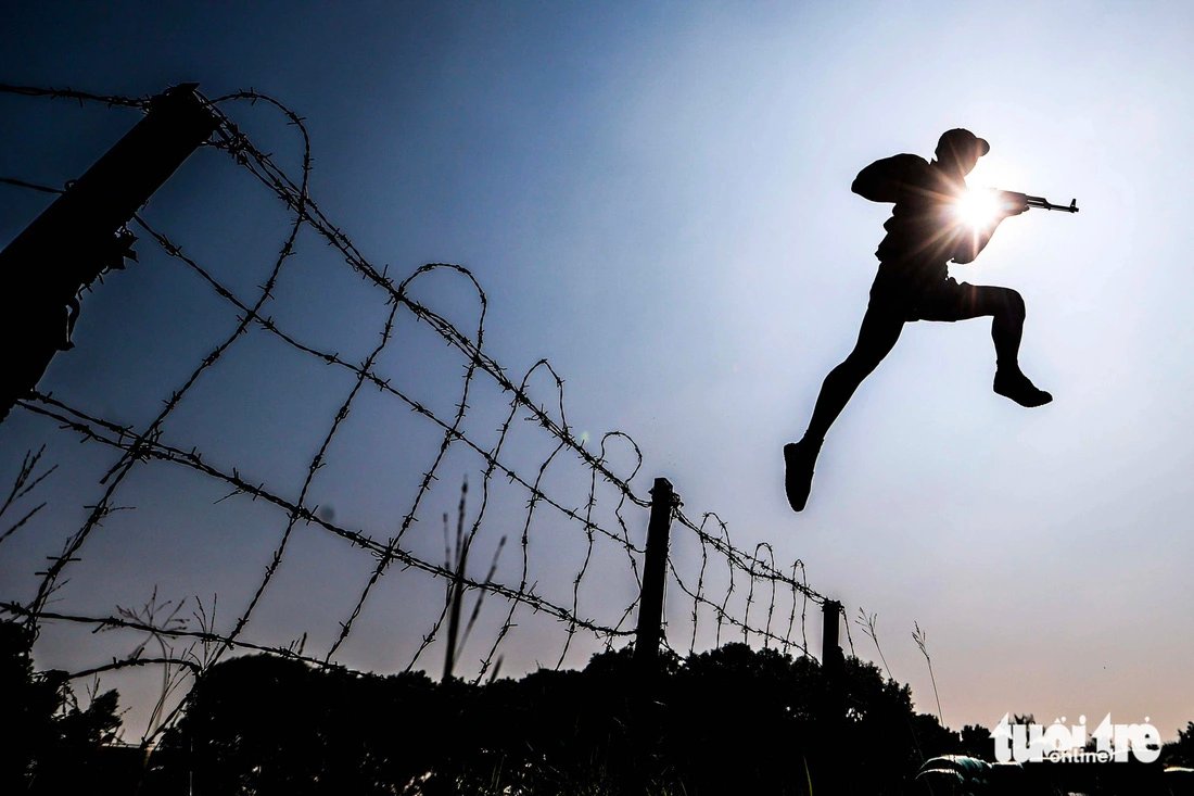 A commando is seen practicing on the field in this photo taken at the Commando Brigade 113. Photo: Nguyen Khanh / Tuoi Tre