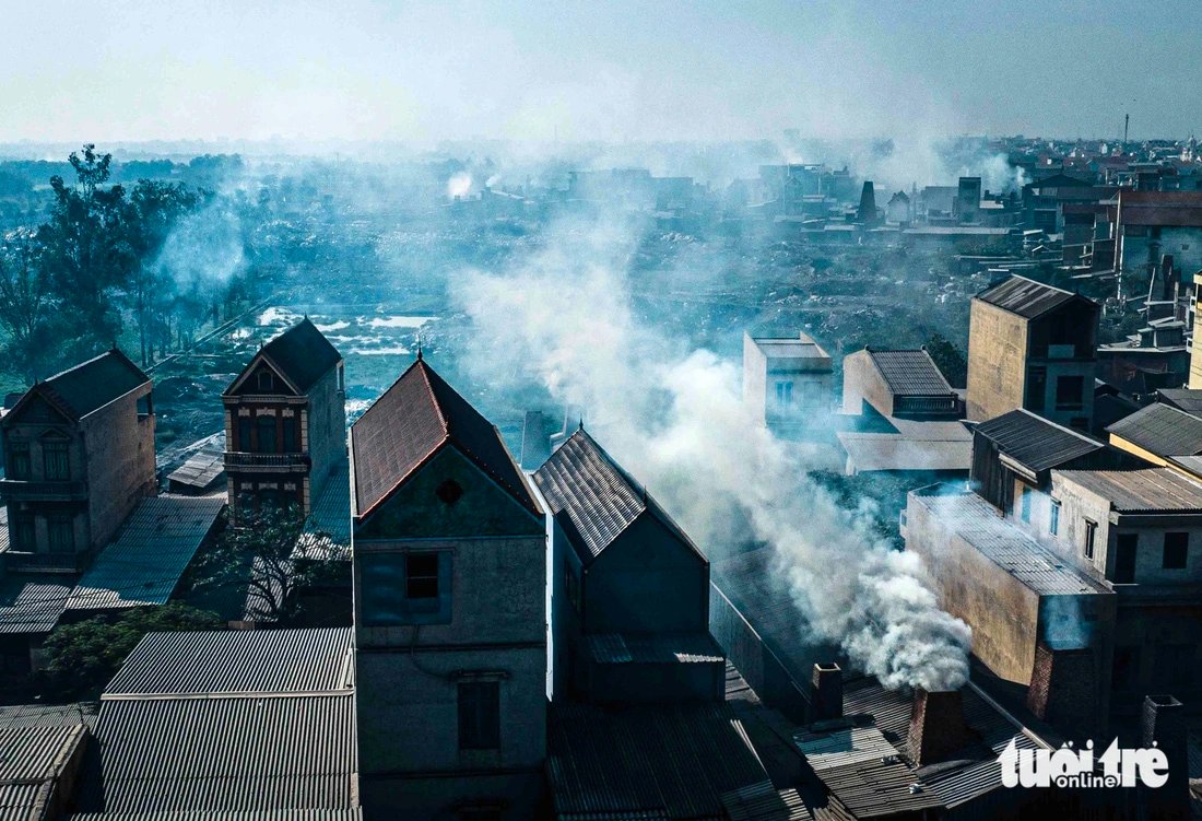 Untreated exhaust fumes are directly discharged into the environment at the Man Xa aluminum recycling craft village in Van Mon Commune, Yen Phong District in the northern province of Bac Ninh. Photo: Danh Khang / Tuoi Tre