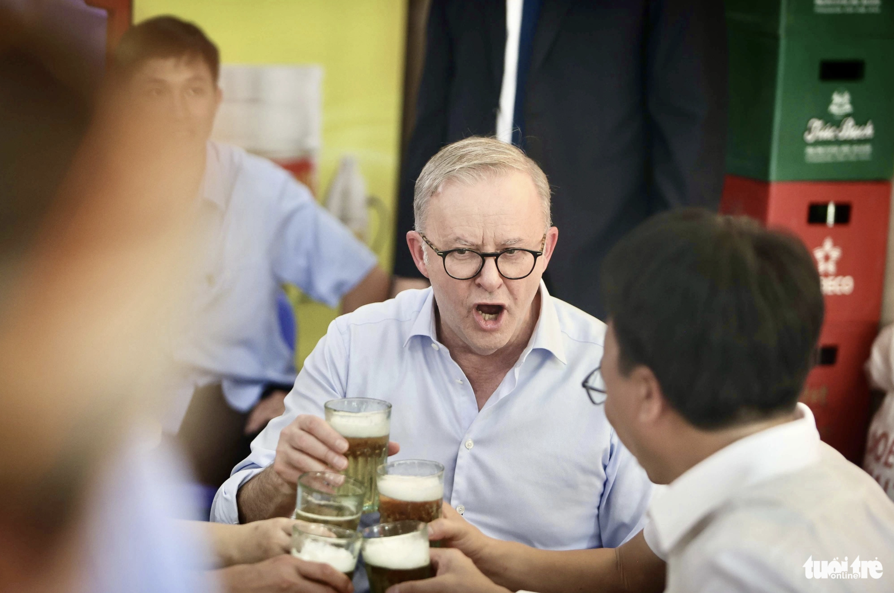 Australian Prime Minister Anthony Albanese visits a local pub in Hanoi to enjoy bia hoi (fresh Vietnamese beer) after his arrival in the Vietnamese capital city on June 3, 2023. Photo: Nguyen Khanh / Tuoi Tre