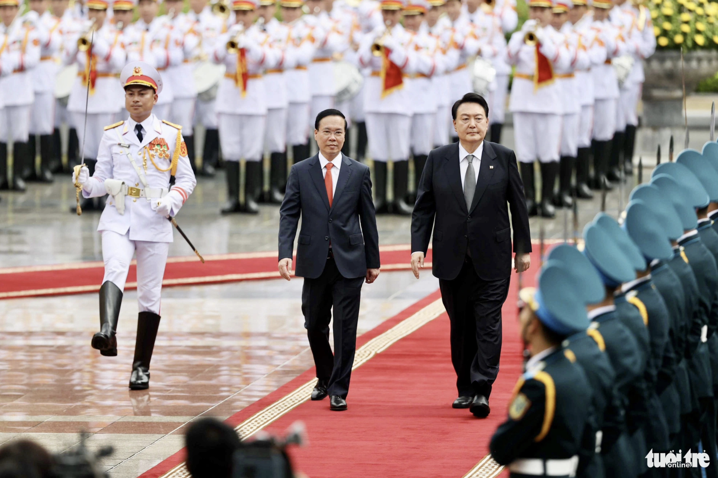 Vietnamese State President Vo Van Thuong (L) and his South Korean counterpart Yoon Suk Yeol (R) walk on a red carpet at the welcome ceremony in Hanoi, June 23, 2023. Photo: Nguyen Khanh / Tuoi Tre
