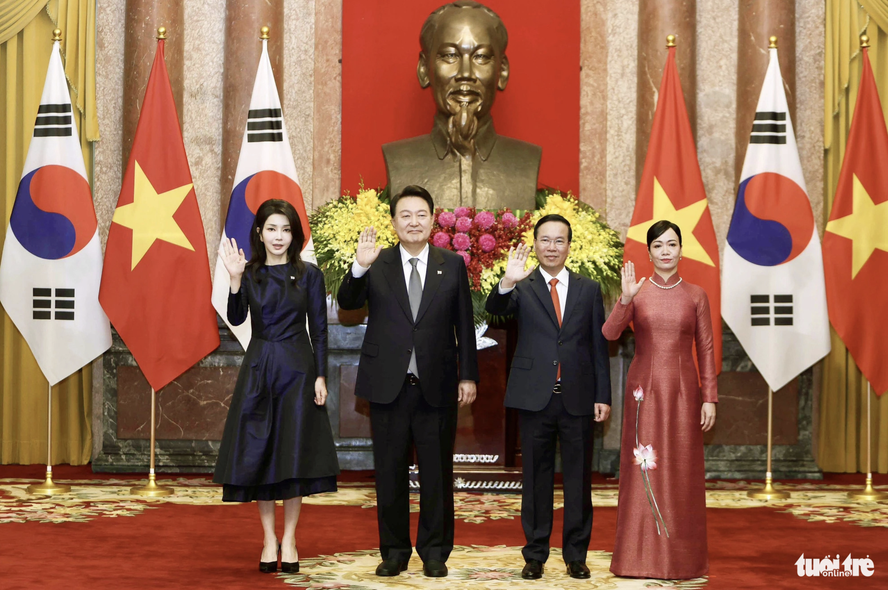 Vietnamese State President Vo Van Thuong (R, 2nd), his spouse Phan Thi Thanh Tam (R), South Korean President Yoon Suk Yeol (L, 2nd), and his spouse Kim Keon Hee (L) pose for a photo in Hanoi, June 23, 2023. Photo: Nguyen Khanh / Tuoi Tre