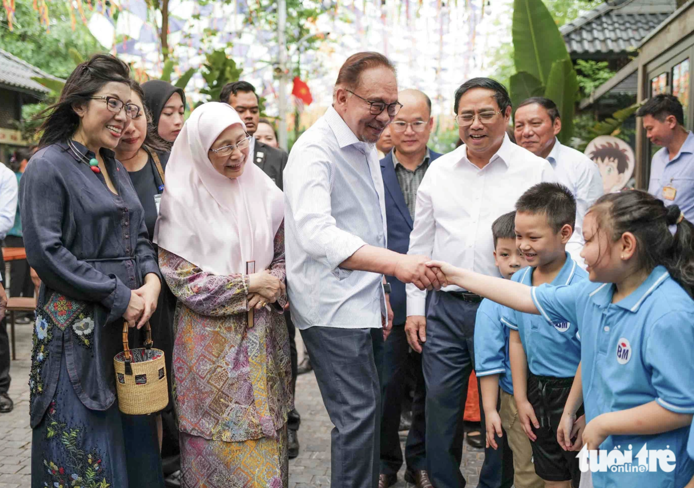 Malaysian Prime Minister Anwar Ibrahim and his spouse arrive at Noi Bai International Airport in Hanoi on July 20, 2023, beginning his two-day visit to Vietnam at the invitation of his Vietnamese counterpart Pham Minh Chinh. Malaysia’s Prime Minister Anwar Ibrahim shakes hands with a Vietnamese student at the 19-12 book street in Hanoi, July 21, 2023. Photo: Nguyen Khanh / Tuoi Tre