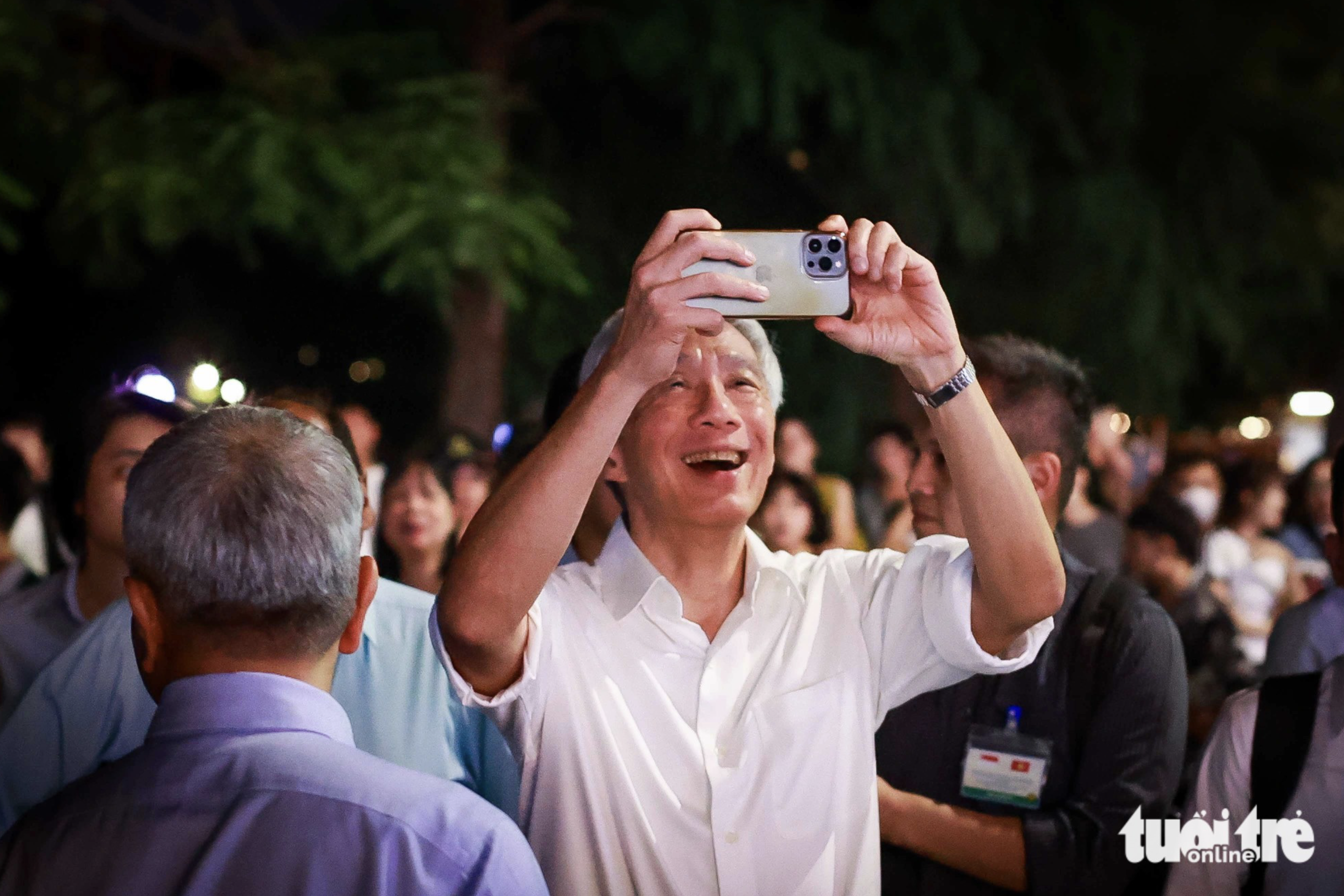 Singaporean Prime Minister Lee Hsien Loong is seen happily taking photos during his walking tour of Hoan Kiem Lake in Hanoi, Vietnam on the evening of August 27, 2023. PM Lee and his entourage touch down at Noi Bai International Airport in Hanoi on August 27, 2023, beginning his three-day Vietnam visit at the invitation of his Vietnamese counterpart Pham Minh Chinh. Photo: Nguyen Khanh / Tuoi Tre