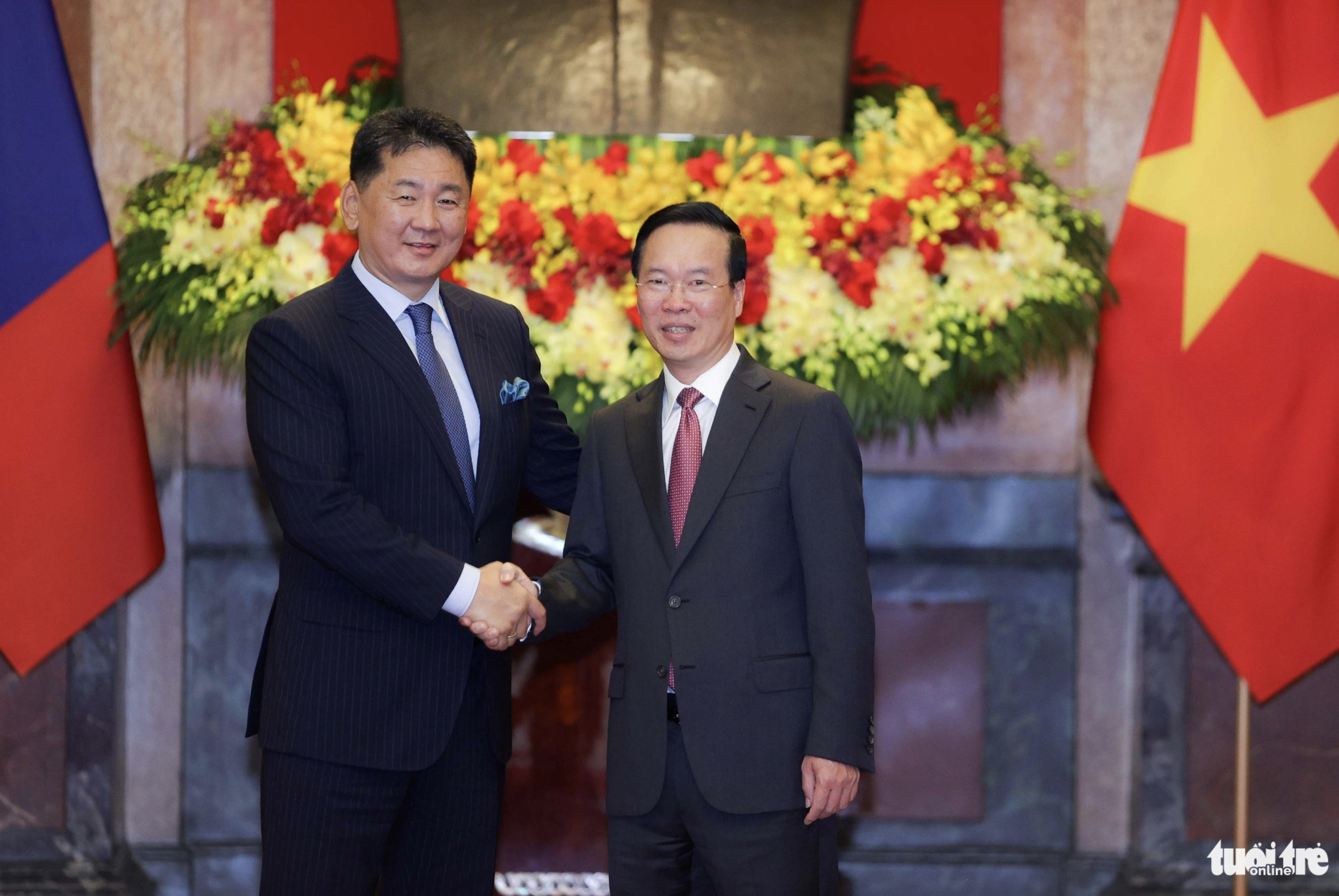 Mongolia’s President Ukhnaagiin Khurelsukh and his spouse arrive in Hanoi on November 1, 2023, commencing his state visit to Vietnam at the invitation of Vietnamese State President Vo Van Thuong. Mongolia’s President Ukhnaagiin Khurelsukh (L) shakes hands with his Vietnamese counterpart Vo Van Thuong. Photo: Nguyen Khanh / Tuoi Tre