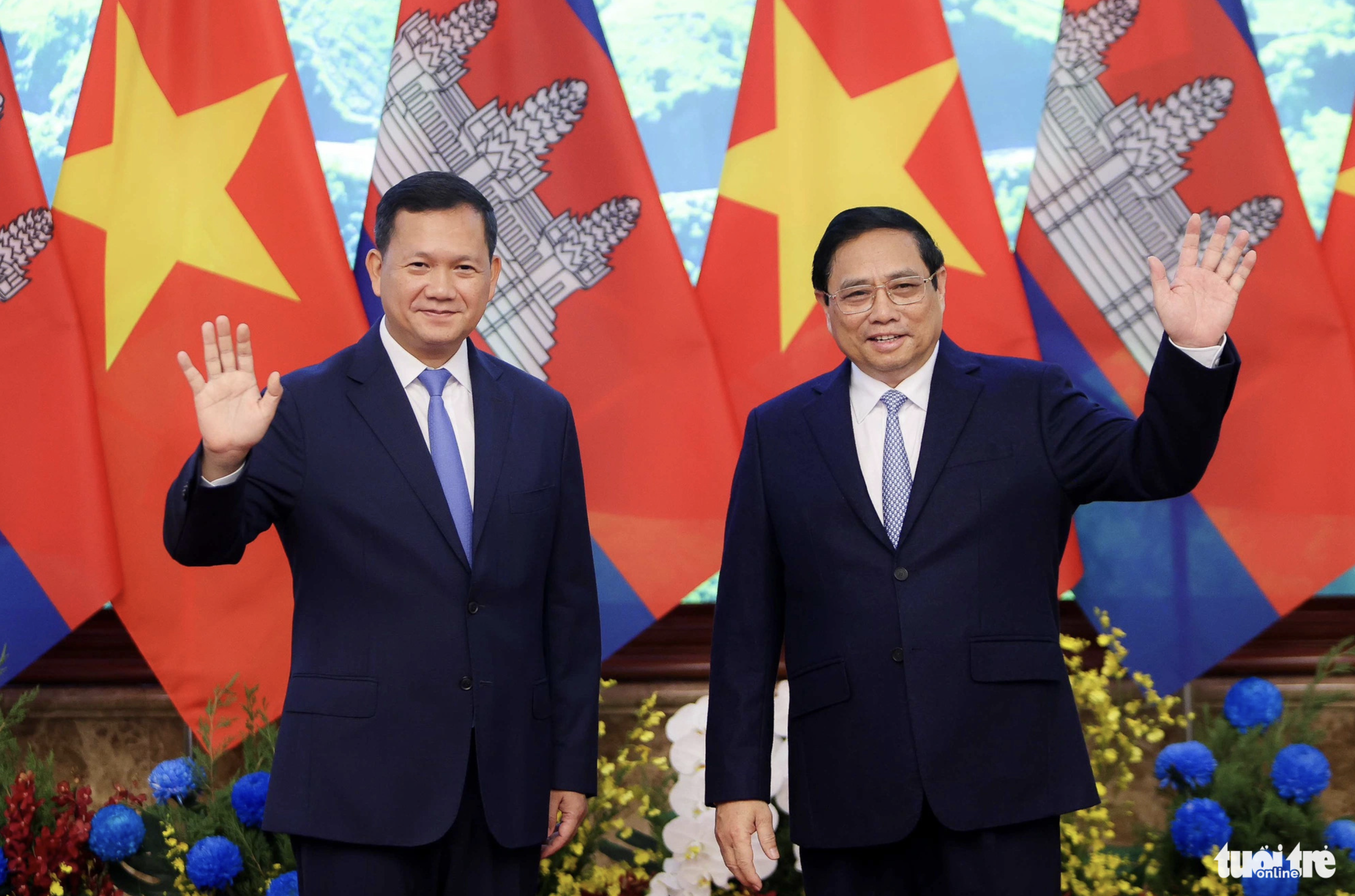 Vietnamese Prime Minister Pham Minh Chinh (R) chairs a welcome ceremony for his Cambodian counterpart Hun Manet at the Presidential Palace in Hanoi on December 11, 2023. Photo: Nguyen Khanh / Tuoi Tre