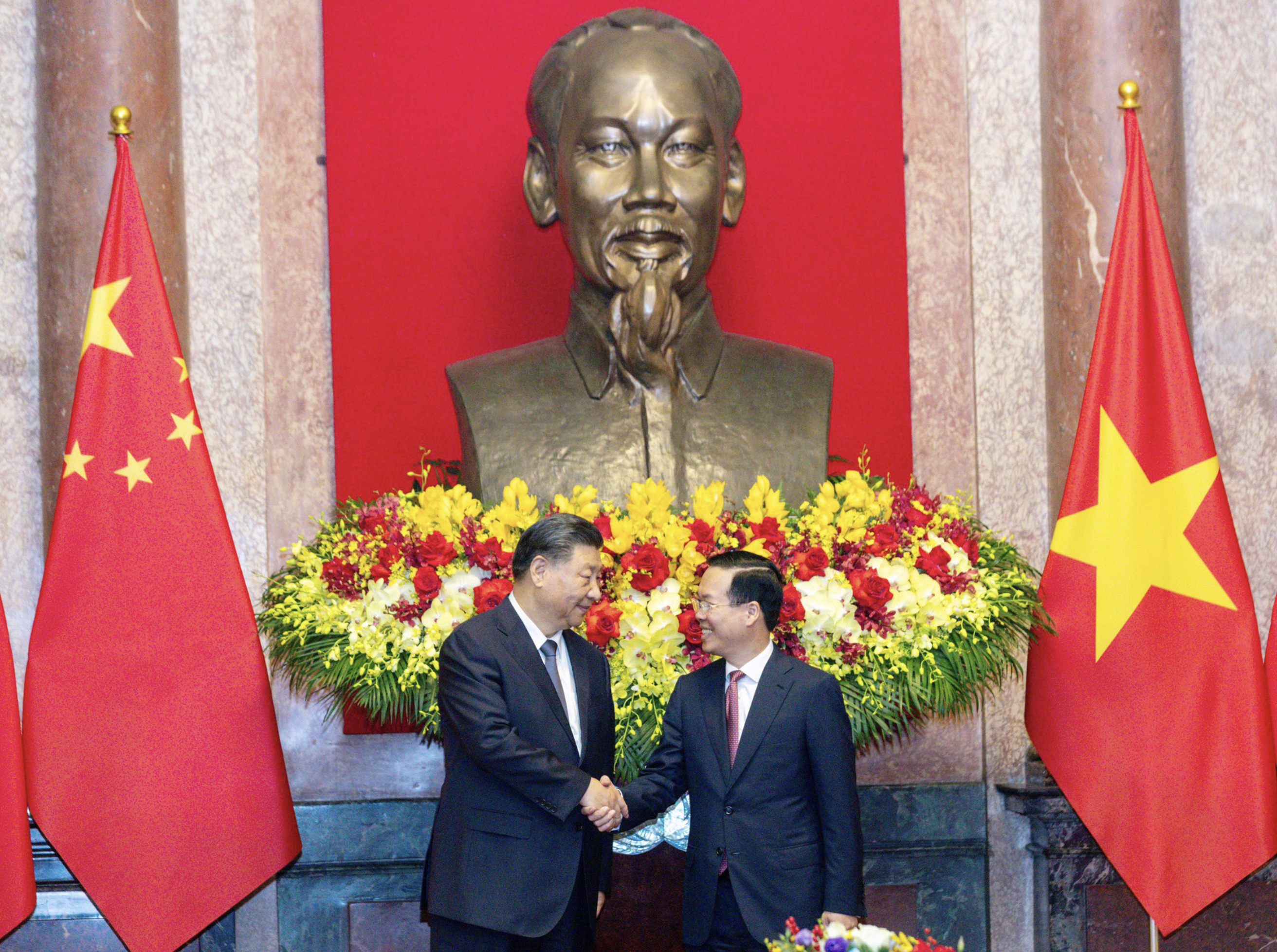 Chinese Party General Secretary and President Xi Jinping (L) shakes hands with Vietnamese State President Vo Van Thuong. Photo: Phong Son / Tuoi Tre