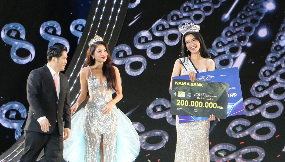 Hoang Thi Nhung (R) is named the runner-up of Miss Cosmo Vietnam 2023 at the grand finale in Da Lat City, Lam Dong Province, Vietnam’s Central Highlands, December 31, 2023. Photo: Mai Vinh / Tuoi Tre