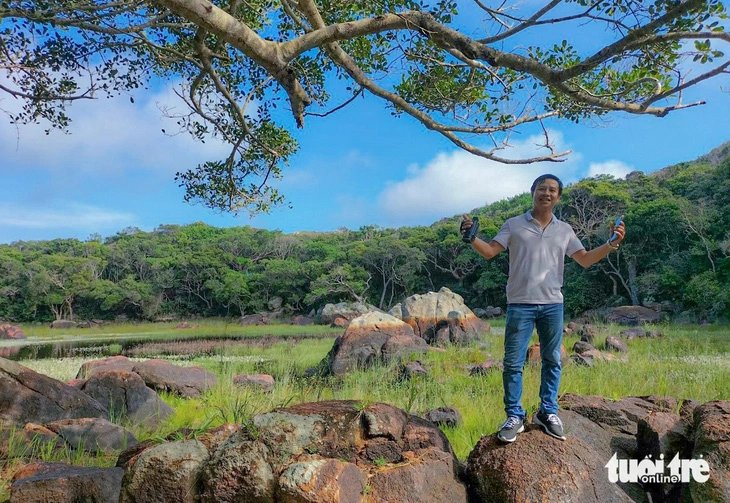 A visitor poses for a photo at Nui Chua National Park, Ninh Thuan Province, south-central Vietnam. Photo: Duy Ngoc / Tuoi Tre